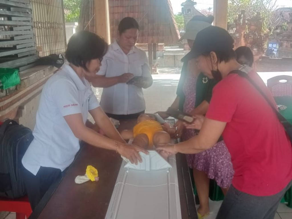 Perhatikan Perkembangan Si Kecil Melalui Giat Rutin Posyandu Balita di Banjar Tegeh Dalung